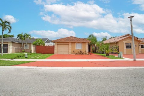 House in Miami, Florida 4 bedrooms, 137.22 sq.m. № 1383617 - photo 4