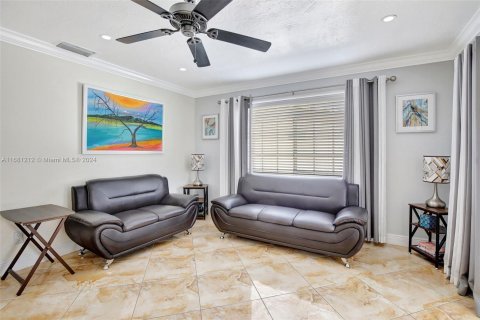 Villa ou maison à vendre à Pembroke Pines, Floride: 3 chambres, 233.37 m2 № 1417737 - photo 21