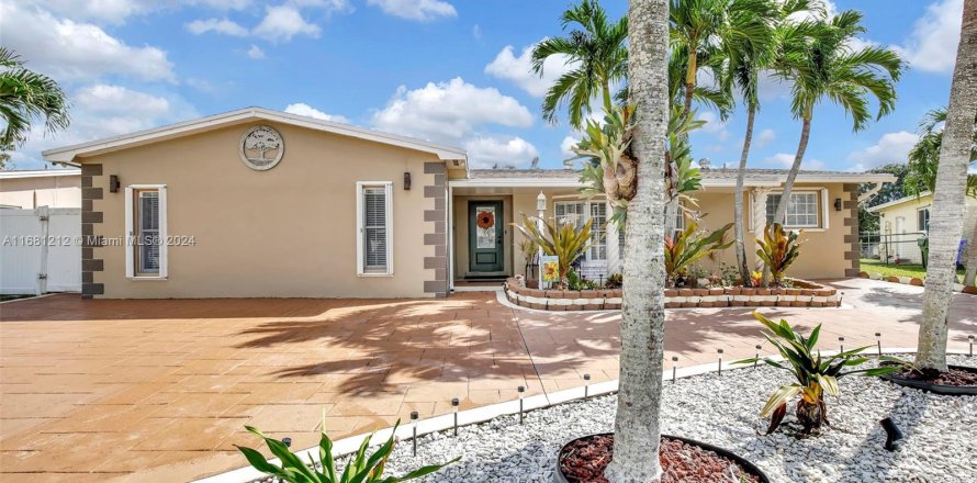 Villa ou maison à Pembroke Pines, Floride 3 chambres, 233.37 m2 № 1417737