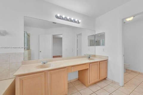 Casa en venta en Doral, Florida, 4 dormitorios, 243.4 m2 № 1098258 - foto 3