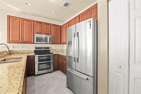 Townhouse in Pembroke Pines, Florida 2 bedrooms, 127.09 sq.m. № 1043860 - photo 6