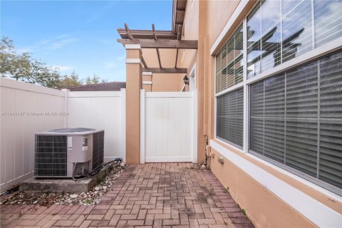 Townhouse in Pembroke Pines, Florida 2 bedrooms, 127.09 sq.m. № 1043860 - photo 20
