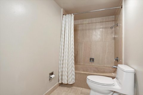 Condo in Hollywood, Florida, 2 bedrooms  № 1024728 - photo 5