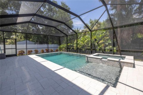 House in Tampa, Florida 4 bedrooms, 289.39 sq.m. № 1337448 - photo 2