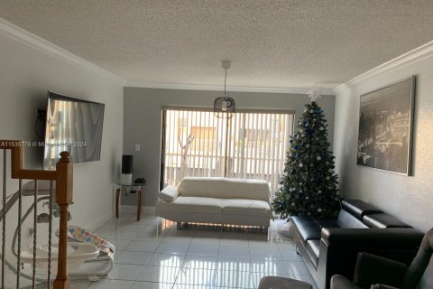 Condominio en venta en Hialeah, Florida, 2 dormitorios, 93.83 m2 № 1019385 - foto 7