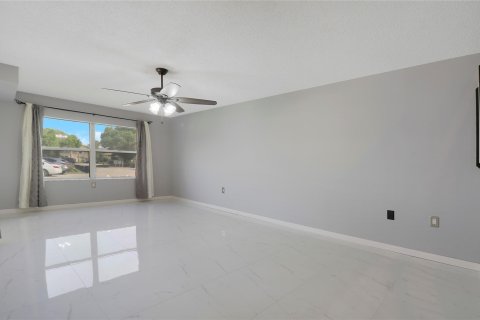 Townhouse in Palm City, Florida 2 bedrooms, 127.65 sq.m. № 1040508 - photo 16