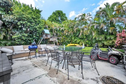 House in Miami, Florida 5 bedrooms, 213.58 sq.m. № 1388094 - photo 9