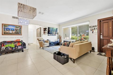 House in Miami, Florida 5 bedrooms, 213.58 sq.m. № 1388094 - photo 5