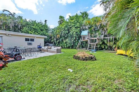 House in Miami, Florida 5 bedrooms, 213.58 sq.m. № 1388094 - photo 2