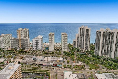 Condo in Fort Lauderdale, Florida, 2 bedrooms  № 1210620 - photo 18