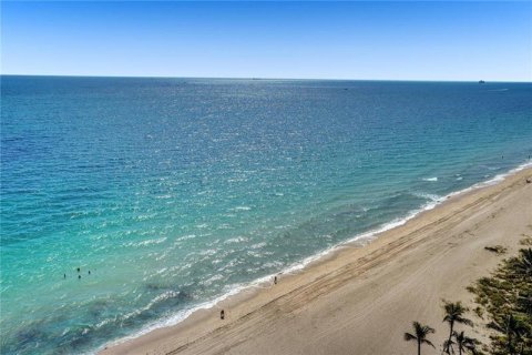 Condo in Fort Lauderdale, Florida, 2 bedrooms  № 1210620 - photo 2