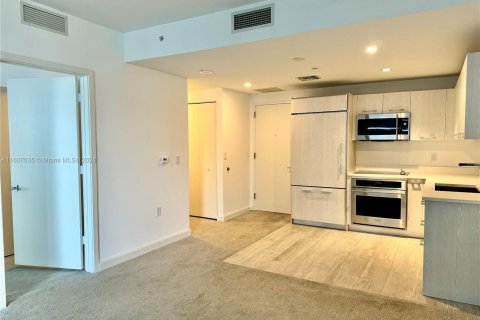 Condo in Miami, Florida, 1 bedroom  № 1228038 - photo 2