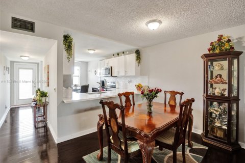 Condo in Sunrise, Florida, 2 bedrooms  № 1024185 - photo 19