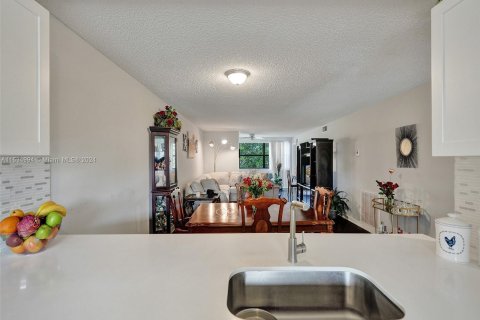 Condo in Sunrise, Florida, 2 bedrooms  № 1024185 - photo 9