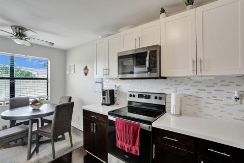 Condo in Sunrise, Florida, 2 bedrooms  № 1024185 - photo 12