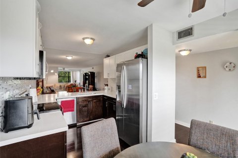 Condo in Sunrise, Florida, 2 bedrooms  № 1024185 - photo 17