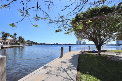 Copropriété à vendre à Aventura, Floride: 1 chambre, 71.35 m2 № 1024024 - photo 5