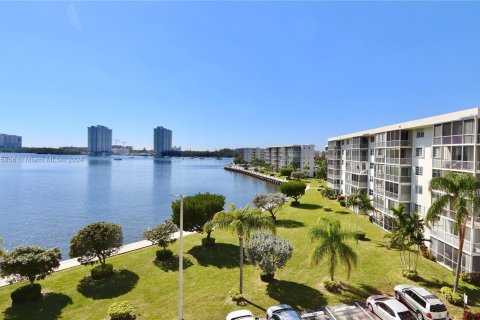 Condominio en venta en Aventura, Florida, 1 dormitorio, 71.35 m2 № 1024024 - foto 11