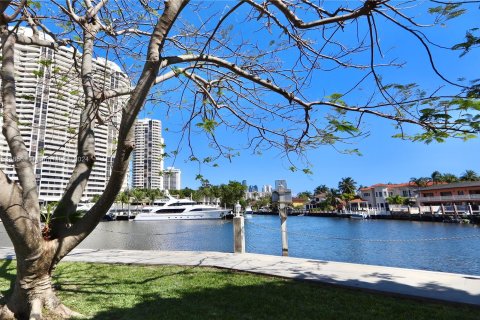 Condo in Aventura, Florida, 1 bedroom  № 1024024 - photo 1