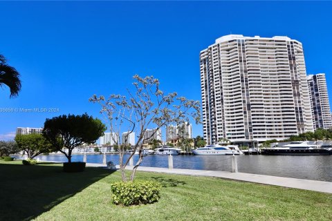 Condominio en venta en Aventura, Florida, 1 dormitorio, 71.35 m2 № 1024024 - foto 3