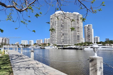 Condominio en venta en Aventura, Florida, 1 dormitorio, 71.35 m2 № 1024024 - foto 2