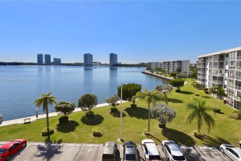 Copropriété à vendre à Aventura, Floride: 1 chambre, 71.35 m2 № 1024024 - photo 4