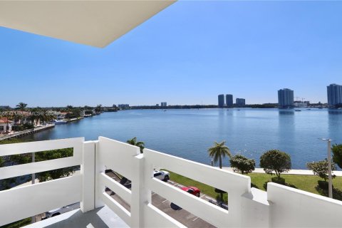 Copropriété à vendre à Aventura, Floride: 1 chambre, 71.35 m2 № 1024024 - photo 9