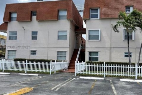 Condominio en venta en Hialeah, Florida, 1 dormitorio, 67.73 m2 № 1076356 - foto 28
