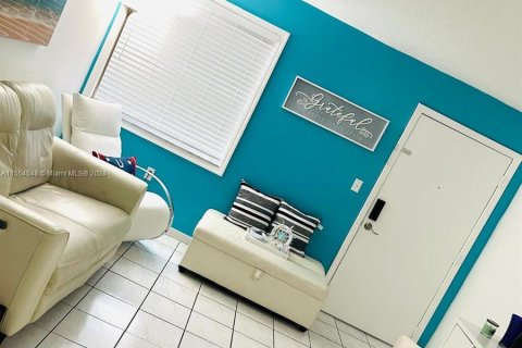 Condominio en venta en Hialeah, Florida, 1 dormitorio, 67.73 m2 № 1076356 - foto 2