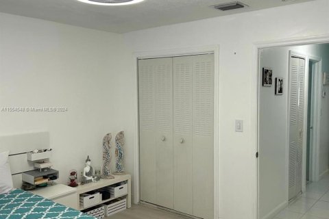 Condominio en venta en Hialeah, Florida, 1 dormitorio, 67.73 m2 № 1076356 - foto 18
