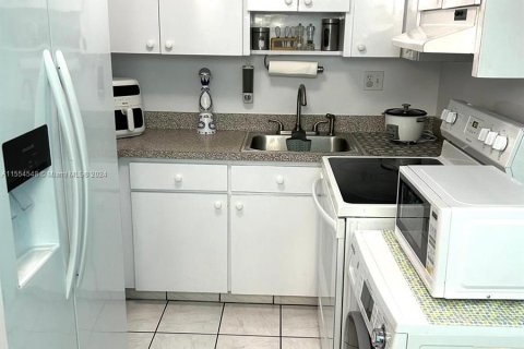 Condominio en venta en Hialeah, Florida, 1 dormitorio, 67.73 m2 № 1076356 - foto 5