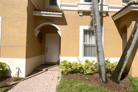 Townhouse in Miramar, Florida 2 bedrooms, 110.55 sq.m. № 1054106 - photo 1