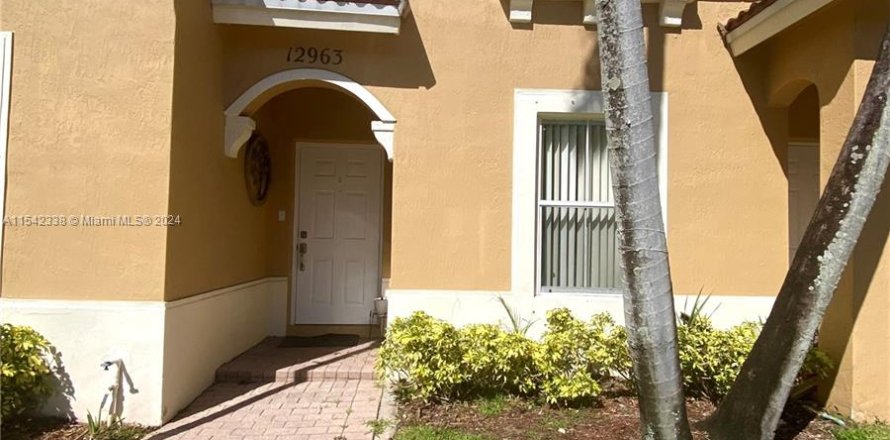 Townhouse in Miramar, Florida 2 bedrooms, 110.55 sq.m. № 1054106