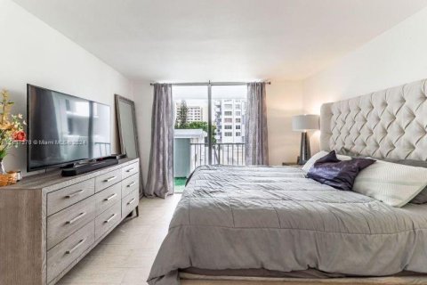 Condo in Aventura, Florida, 1 bedroom  № 1309443 - photo 9