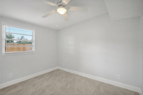 House in Tampa, Florida 4 bedrooms, 124.86 sq.m. № 1352998 - photo 24