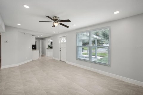 House in Tampa, Florida 4 bedrooms, 124.86 sq.m. № 1352998 - photo 14