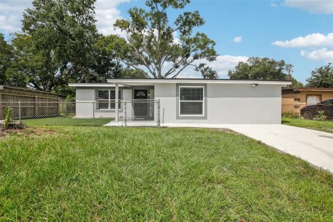 House in Tampa, Florida 4 bedrooms, 124.86 sq.m. № 1352998 - photo 1