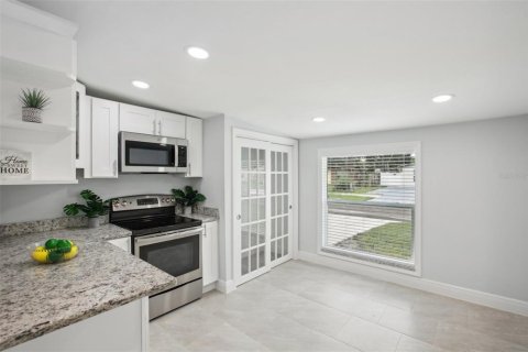 House in Tampa, Florida 4 bedrooms, 124.86 sq.m. № 1352998 - photo 16