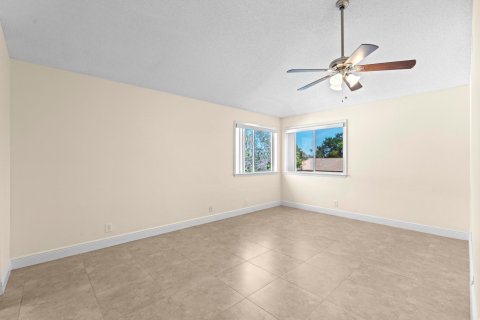 House in Coral Springs, Florida 5 bedrooms, 216.83 sq.m. № 1075959 - photo 16