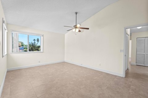 House in Coral Springs, Florida 5 bedrooms, 216.83 sq.m. № 1075959 - photo 15