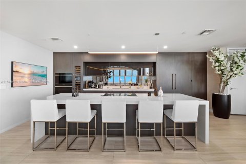 Condo in Miami, Florida, 5 bedrooms  № 1397794 - photo 1