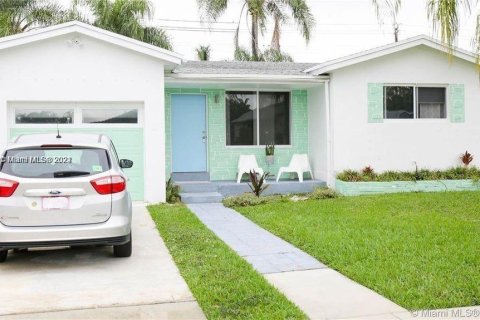 Casa en venta en Dania Beach, Florida, 2 dormitorios, 120.77 m2 № 1345980 - foto 1