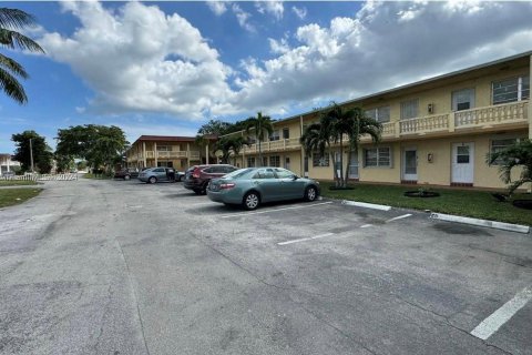 Купить кондоминиум в Майами-Гарденс, Флорида 1 спальня, 64.2м2, № 1040141 - фото 1