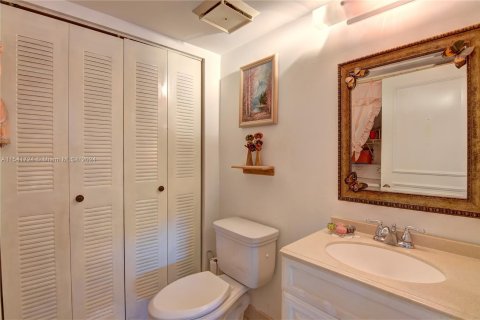 Townhouse in Miami, Florida 2 bedrooms, 120.96 sq.m. № 1040142 - photo 13