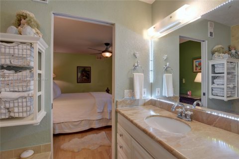 Townhouse in Miami, Florida 2 bedrooms, 120.96 sq.m. № 1040142 - photo 23