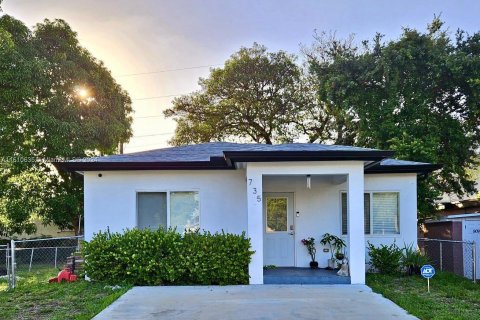 House in Dania Beach, Florida 3 bedrooms, 137.77 sq.m. № 1232943 - photo 1