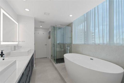 Condo in Miami Beach, Florida, 2 bedrooms  № 1232956 - photo 16