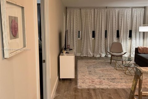 Condo in Hallandale Beach, Florida, 1 bedroom  № 1282772 - photo 25