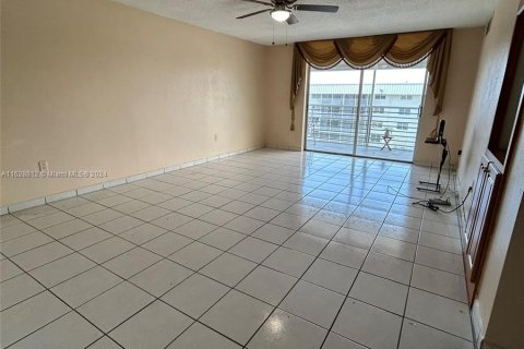 Condo in North Miami Beach, Florida, 2 bedrooms  № 1282864 - photo 6