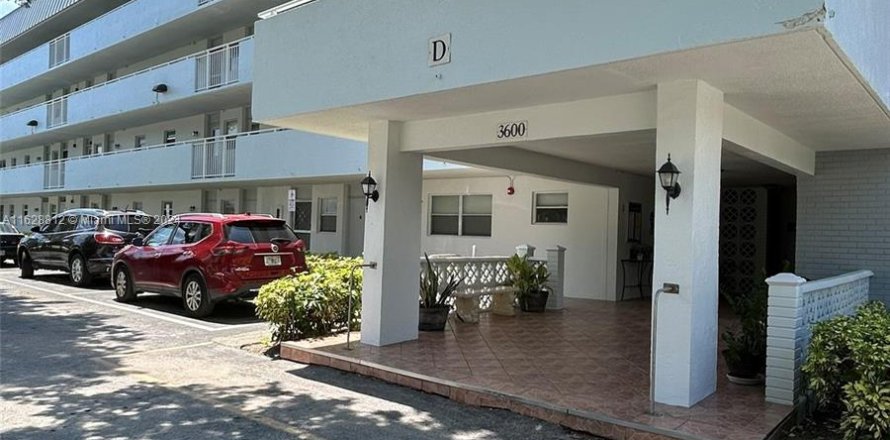 Condo in North Miami Beach, Florida, 2 bedrooms  № 1282864